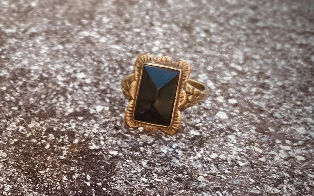 宝石『ジェット』の指輪(リング)