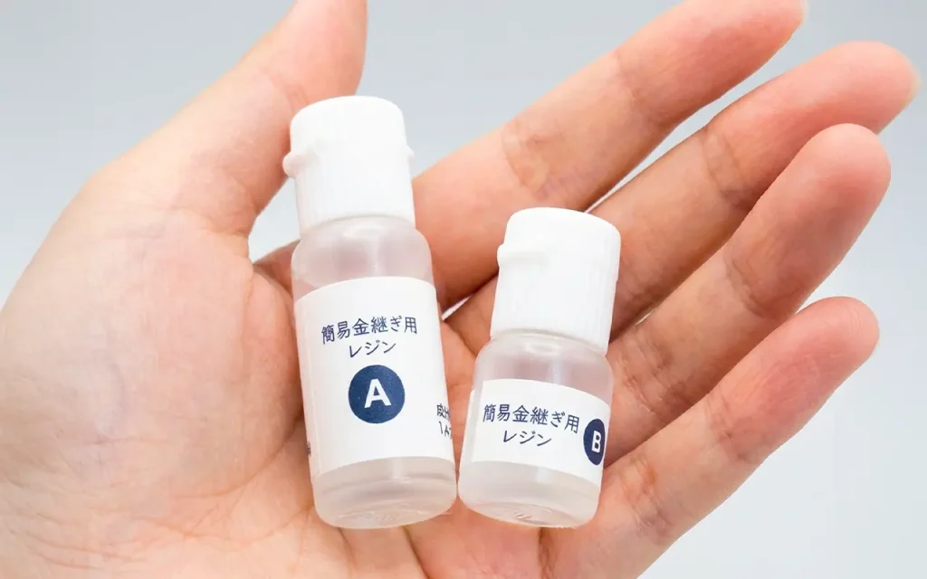 金継ぎレジンのボトルを手に持っている写真